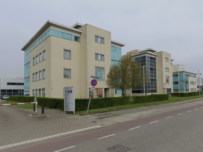 902925 Gezicht op enkele kantoorpanden op het kantoorparkje Leidse Rijn 1-69, op de hoek met de Strijkviertel te De ...